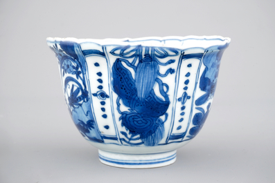 Un bol en porcelaine de Chine de type "kraak", &eacute;poque Wan-Li, Dynastie Ming