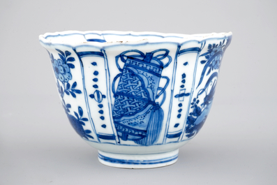 Un bol en porcelaine de Chine de type "kraak", &eacute;poque Wan-Li, Dynastie Ming