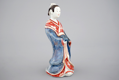 Une figure d'une bijin en porcelaine de Japon, 18&egrave;me