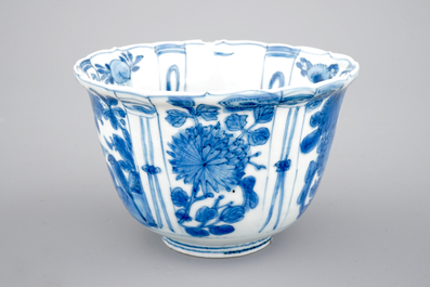 Un bol en porcelaine de Chine de type "kraak", &eacute;poque Wan-Li, Dynastie Ming