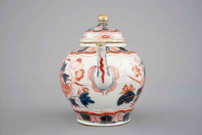 Een Chinese Imari theepot met deksel, 17/18e eeuw
