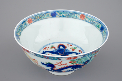 A Chinese porcelain wucai dragon bowl, 19/20th C.