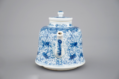 Une th&eacute;i&egrave;re en porcelaine de Chine, &eacute;poque Kangxi, ca. 1700