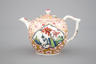 A Chinese famille rose teapot, Qianlong, 18th C.