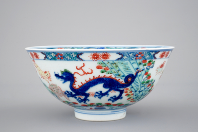 A Chinese porcelain wucai dragon bowl, 19/20th C.