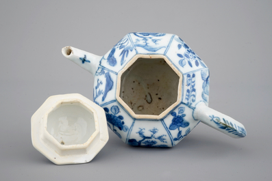 Une th&eacute;i&egrave;re en porcelaine de Chine, &eacute;poque Kangxi, ca. 1700