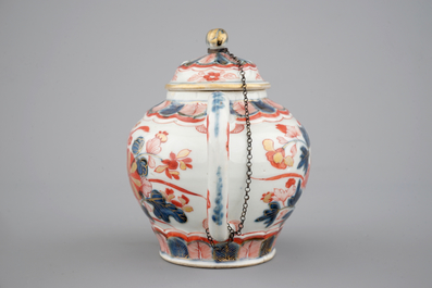Een Chinese Imari theepot met deksel, 17/18e eeuw