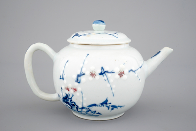 Une th&eacute;i&egrave;re en bleu, blanc et rouge en porcelaine de Chine, &eacute;poque Kangxi, ca. 1700