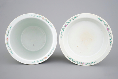 Un cache-pot sur pr&eacute;sentoir en porcelaine de Chine, 19/20&egrave;me
