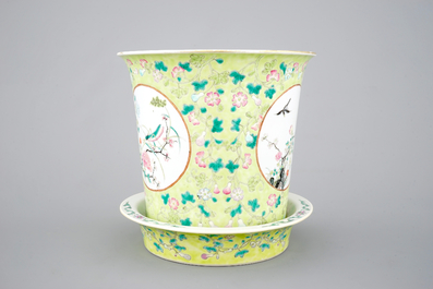 Un cache-pot sur pr&eacute;sentoir en porcelaine de Chine, 19/20&egrave;me