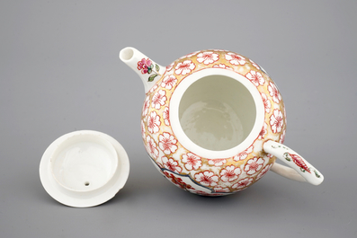A Chinese famille rose teapot, Qianlong, 18th C.
