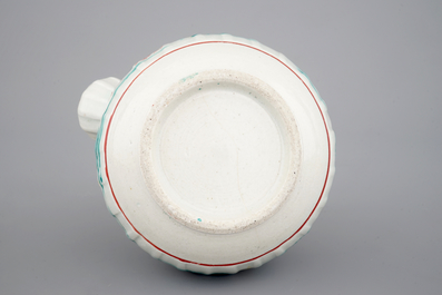 Een polychrome Japans porseleinen Kutani Kendi, 17e eeuw