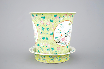 Un cache-pot sur pr&eacute;sentoir en porcelaine de Chine, 19/20&egrave;me
