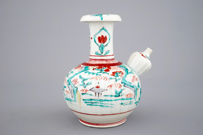 Een polychrome Japans porseleinen Kutani Kendi, 17e eeuw