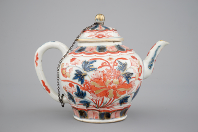 Een Chinese Imari theepot met deksel, 17/18e eeuw