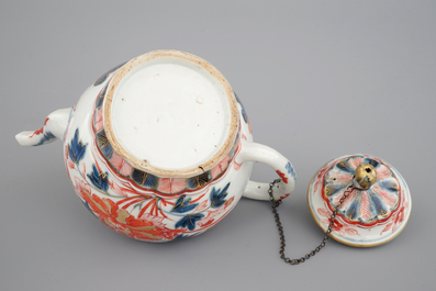 Een Chinese Imari theepot met deksel, 17/18e eeuw