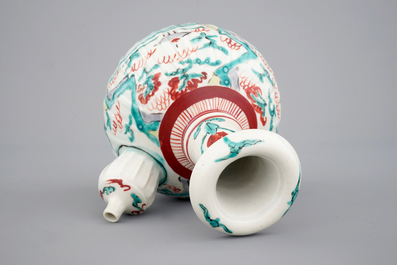 Een polychrome Japans porseleinen Kutani Kendi, 17e eeuw