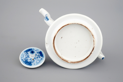 Une th&eacute;i&egrave;re en porcelaine de Chine, &eacute;poque Kangxi, ca. 1700