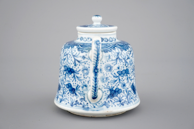 Une th&eacute;i&egrave;re en porcelaine de Chine, &eacute;poque Kangxi, ca. 1700