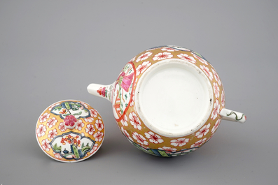 A Chinese famille rose teapot, Qianlong, 18th C.