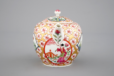 A Chinese famille rose teapot, Qianlong, 18th C.