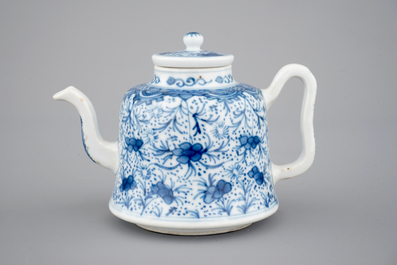 Une th&eacute;i&egrave;re en porcelaine de Chine, &eacute;poque Kangxi, ca. 1700