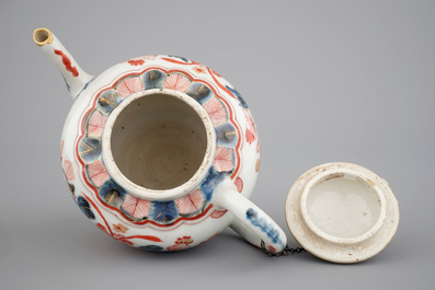 Een Chinese Imari theepot met deksel, 17/18e eeuw