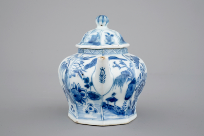 Une th&eacute;i&egrave;re en porcelaine de Chine, &eacute;poque Kangxi, ca. 1700