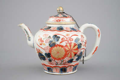 Een Chinese Imari theepot met deksel, 17/18e eeuw