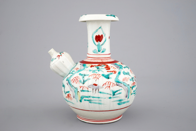 Een polychrome Japans porseleinen Kutani Kendi, 17e eeuw
