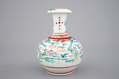 Een polychrome Japans porseleinen Kutani Kendi, 17e eeuw