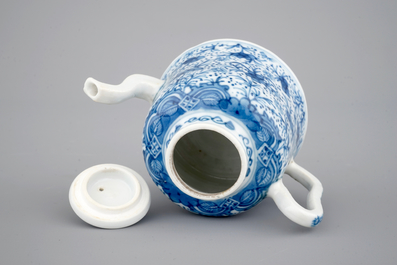 Une th&eacute;i&egrave;re en porcelaine de Chine, &eacute;poque Kangxi, ca. 1700