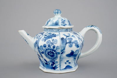 Une th&eacute;i&egrave;re en porcelaine de Chine, &eacute;poque Kangxi, ca. 1700