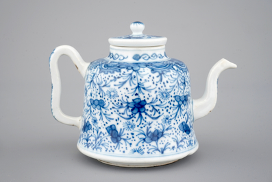 Une th&eacute;i&egrave;re en porcelaine de Chine, &eacute;poque Kangxi, ca. 1700