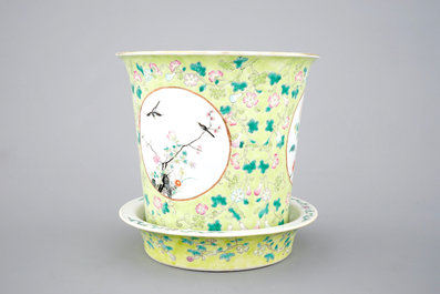 Un cache-pot sur pr&eacute;sentoir en porcelaine de Chine, 19/20&egrave;me
