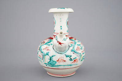 Een polychrome Japans porseleinen Kutani Kendi, 17e eeuw