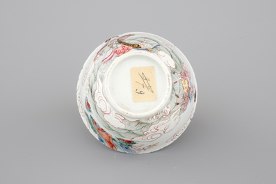 Une tasse et soucoupe au d&eacute;cor famille rose raffin&eacute;, &eacute;poque Yongzheng, 1722-1735
