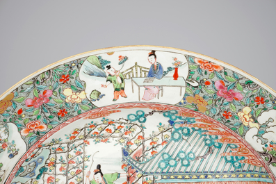 Een uitzonderlijke grote famille rose schotel met amazones te paard, Yongzheng, 1722-1735