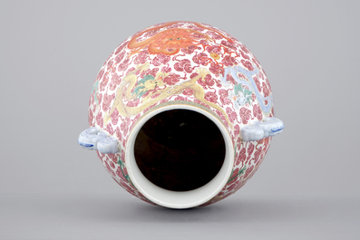 Un vase chinois de forme "hu" au d&eacute;cor famille rose de dragons, probablement Tongzhi, 19&egrave;me