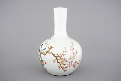 Un vase de forme bouteille au d&eacute;cor de oiseaux et fleurs, ca. 1900