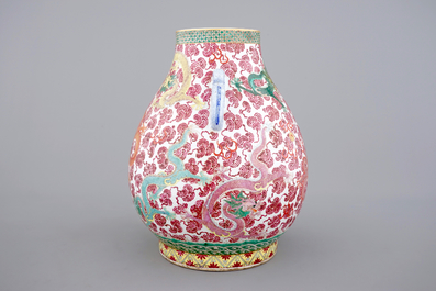 Un vase chinois de forme "hu" au d&eacute;cor famille rose de dragons, probablement Tongzhi, 19&egrave;me
