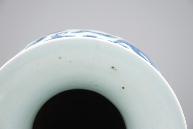 Een blauw-witte Chinese vaas met decor van draken en olifanten als handvaten, 19/20e eeuw