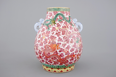 Un vase chinois de forme "hu" au d&eacute;cor famille rose de dragons, probablement Tongzhi, 19&egrave;me