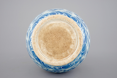 Een blauw-witte Chinese vaas met decor van draken en olifanten als handvaten, 19/20e eeuw