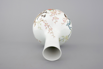 Un vase de forme bouteille au d&eacute;cor de oiseaux et fleurs, ca. 1900