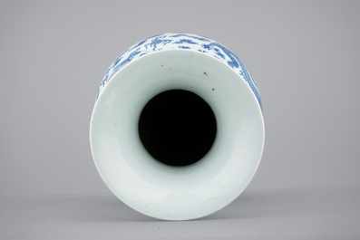 Een blauw-witte Chinese vaas met decor van draken en olifanten als handvaten, 19/20e eeuw