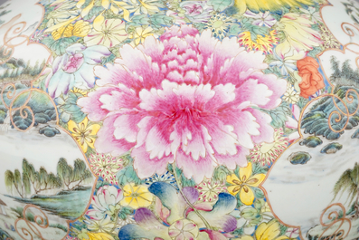 Een uitzonderlijk paar famille rose millefleurs vazen met landschappen, ca. 1900