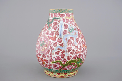Un vase chinois de forme "hu" au d&eacute;cor famille rose de dragons, probablement Tongzhi, 19&egrave;me