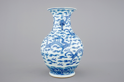 Een blauw-witte Chinese vaas met decor van draken en olifanten als handvaten, 19/20e eeuw
