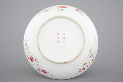 Un plat en rouge de fer et orange d&eacute;cor&eacute; de dragons, marque de Guangxu et prob. d'&eacute;poque